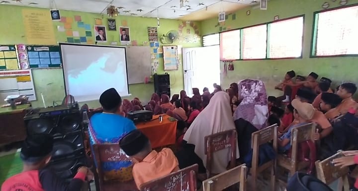 Kenang Sejarah Kelam Bangsa, Warga Madrasah Nobar Film G30S/PKI