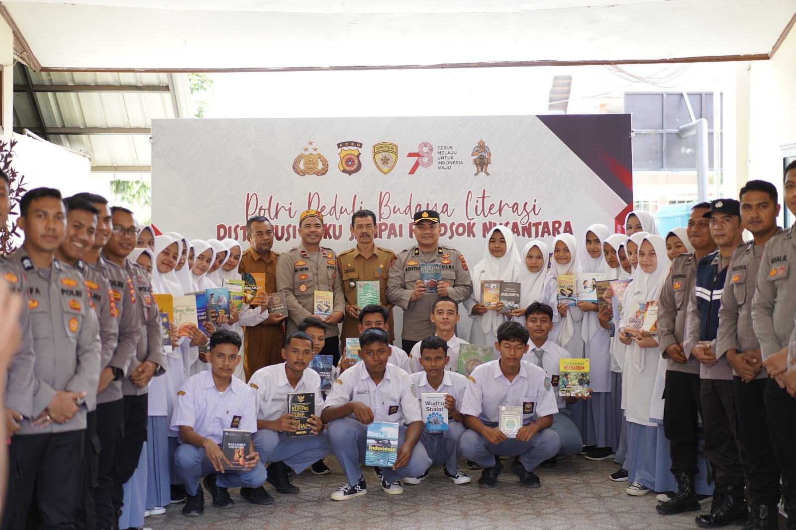 Polda Aceh Salurkan Buku dan Kitab ke SMA Negeri 1 Montasik