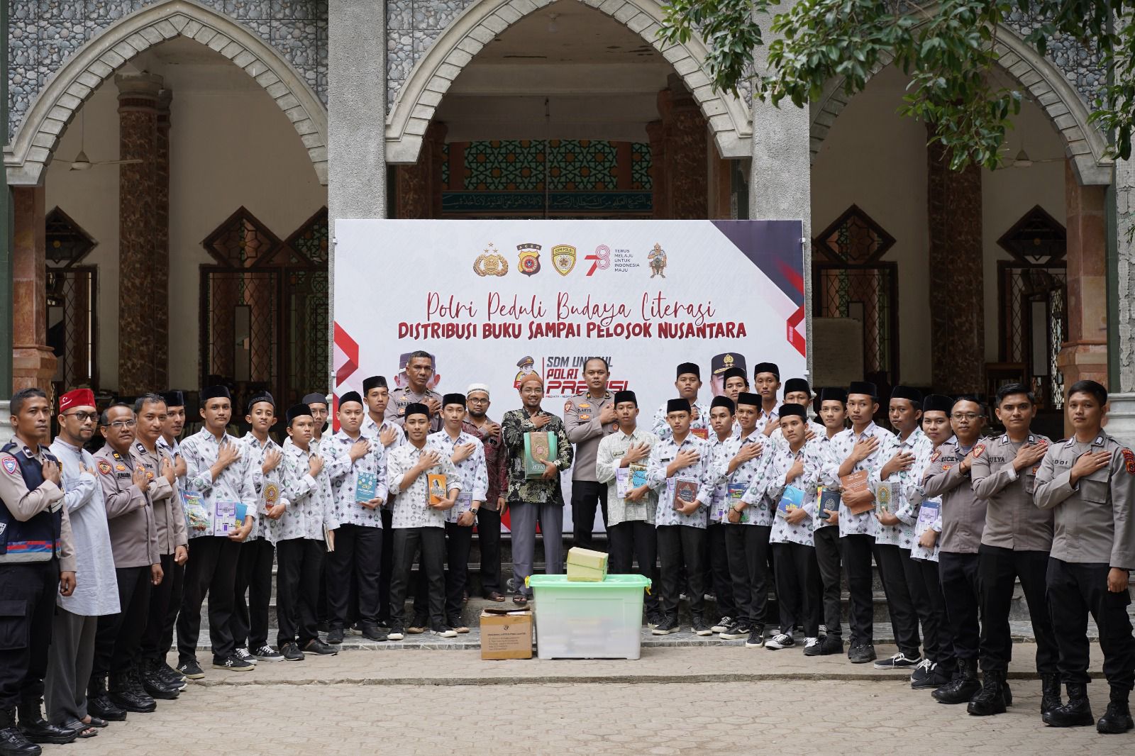 Ratusan Buku dan Kitab untuk Dayah Darul Ihsan Abu Krueng Kalee