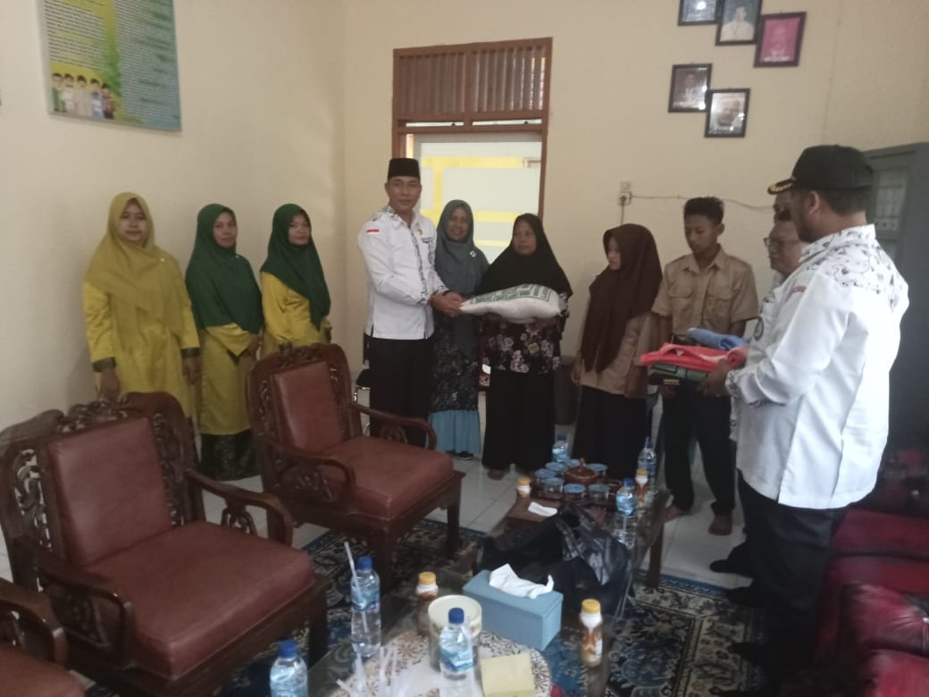 PGRI Serahkan Bantuan Korban Kebakaran Murid SMAN 1 Tamiang Hulu.