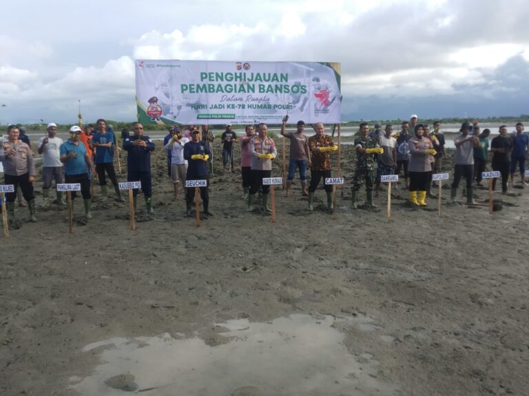 HUT Ke-72 Humas Polri, Polda Aceh Tanam 300 Pohon Mangrove Di Pesisir Alue Naga