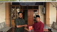 Pimpinan Dayah Modern Ihyaaussunnah Terima Sejumlah Buku dari Alumni