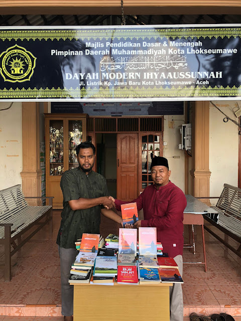 Pimpinan Dayah Modern Ihyaaussunnah Terima Sejumlah Buku dari Alumni