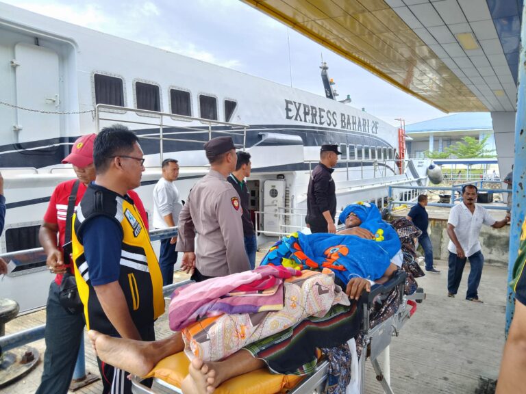 KPPP Polres Sabang Bantu Pasien Rujukan Medis ke Rumah Sakit di Kota Banda Aceh Menuju Kapal Cepat