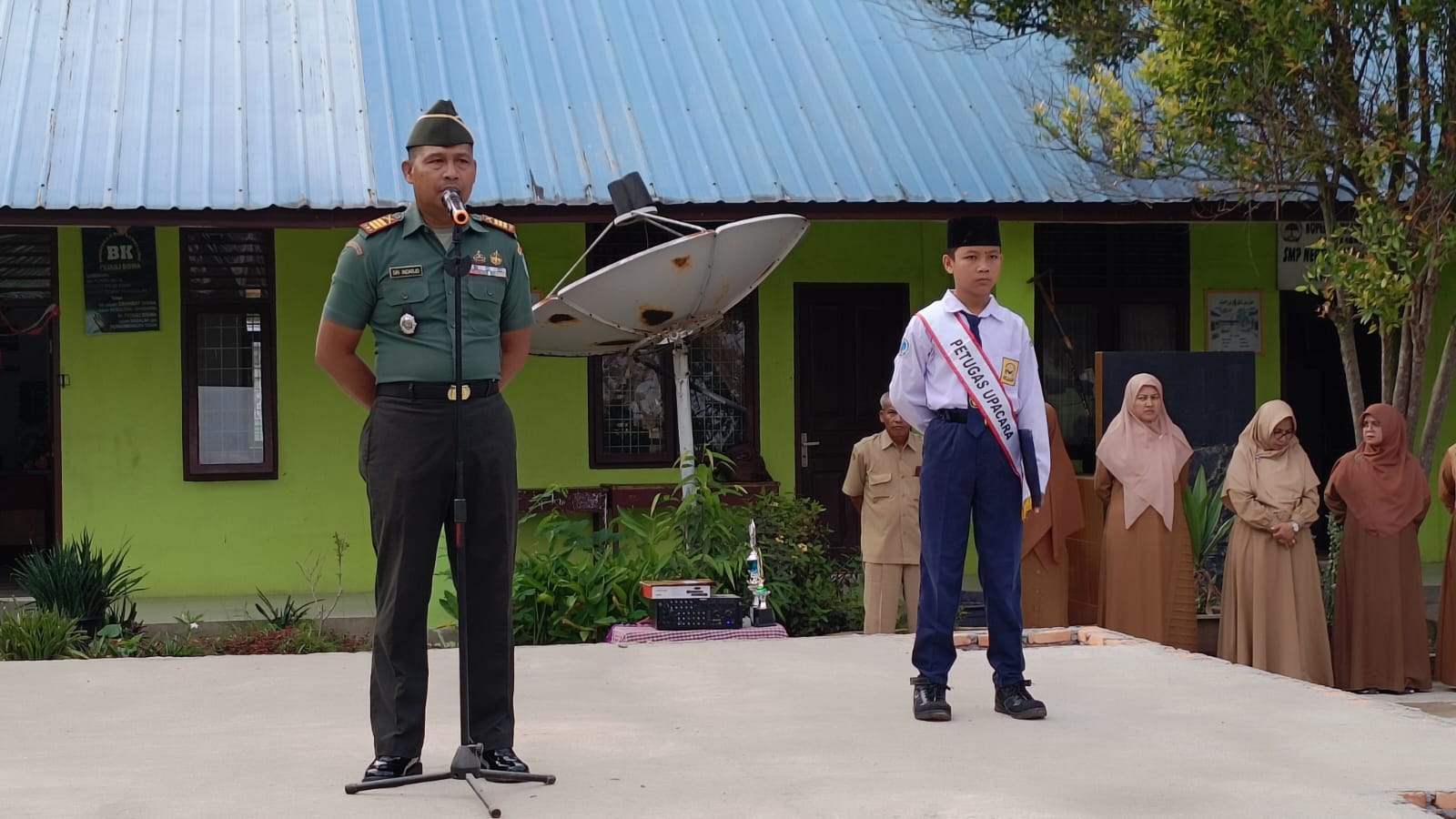 Danramil 02/Karang Baru Pimpin Upacara Bendera SMP Negeri 1 Karang Baru