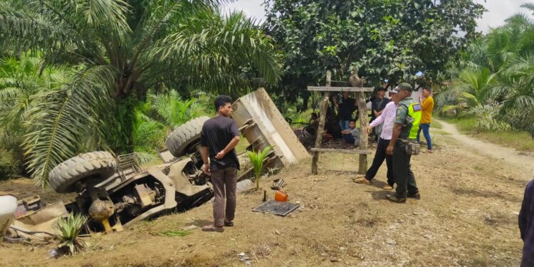 Breaking news, Truk Pengangkut Alat Berat jatuh, korban 2 Meninggal dunia, 2 Mengalami Kritis