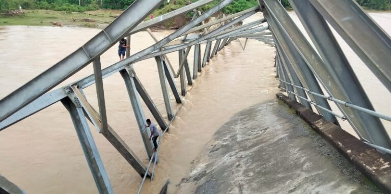 Akibat Hujan Deras, Jembatan Penghubung Alue Buloh dan Latong Ambruk