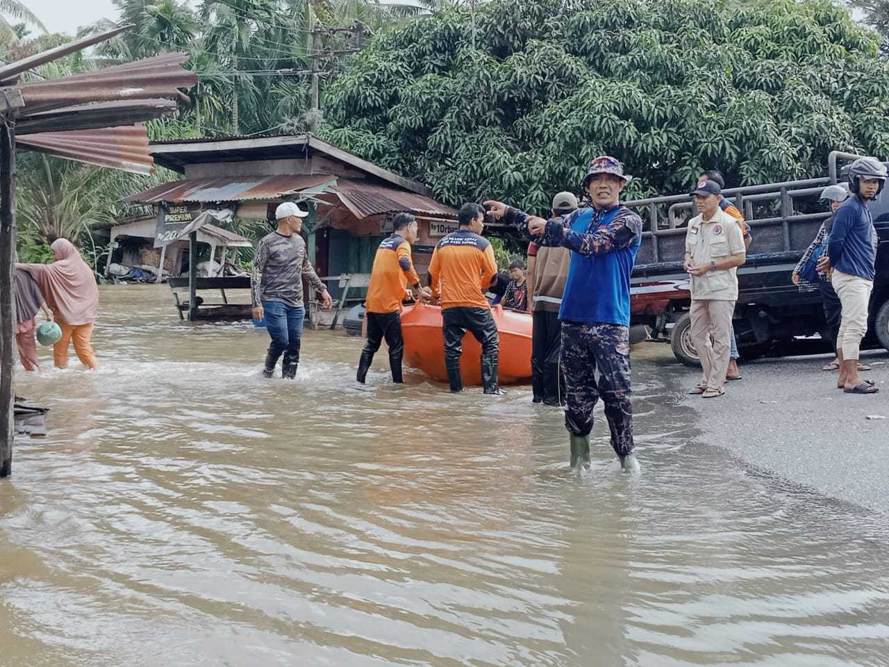 Permukiman Warga Tergenang Banjir, Muspida Dan Kapolsek Turunkan Perahu Karet untuk Evakuasi