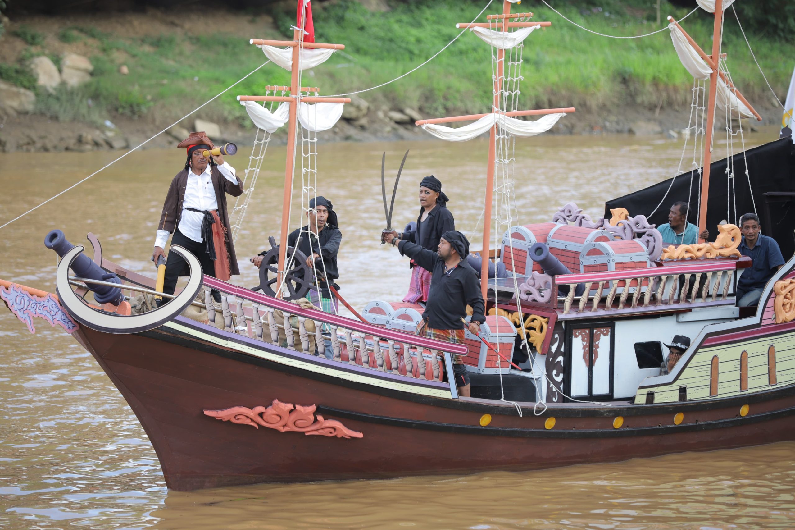 Nagan Raya Raih Juara II Lomba Perahu Hias PKA-8