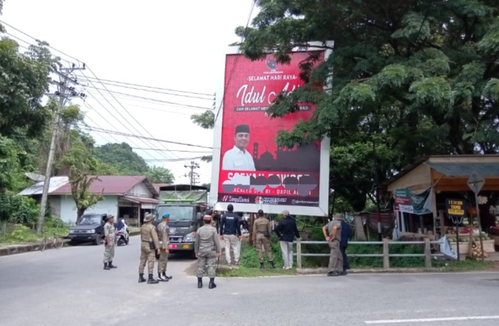 Satpol PP Aceh Jaya Tertibkan APK Pemilu 2024