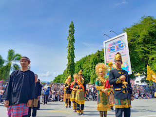 Kontingen Aceh Selatan Menampilkan Tarian Tanah Pala Dalam Memeriahkan Pawai PKA ke 8