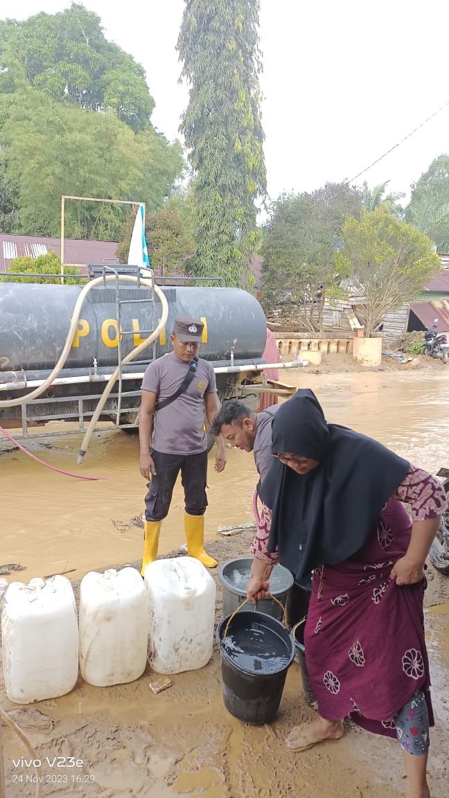 Salurkan Air Bersih untuk Korban Banjir di Trumon Tengah