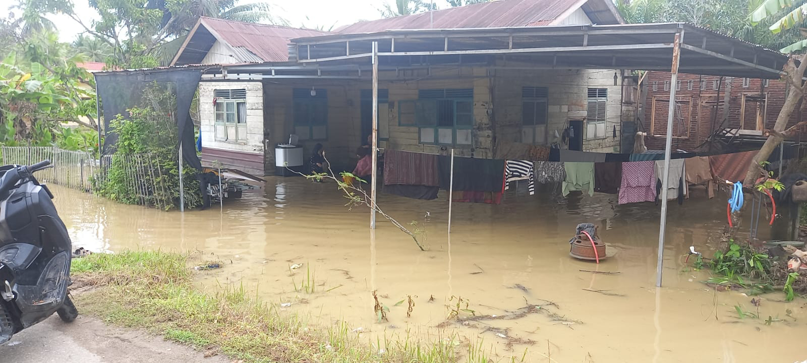 Akibat Jebol Tanggul Banyak Rumah Warga Paya Bertandang Kecamatan Tanah Luas Terendam Air Banjir
