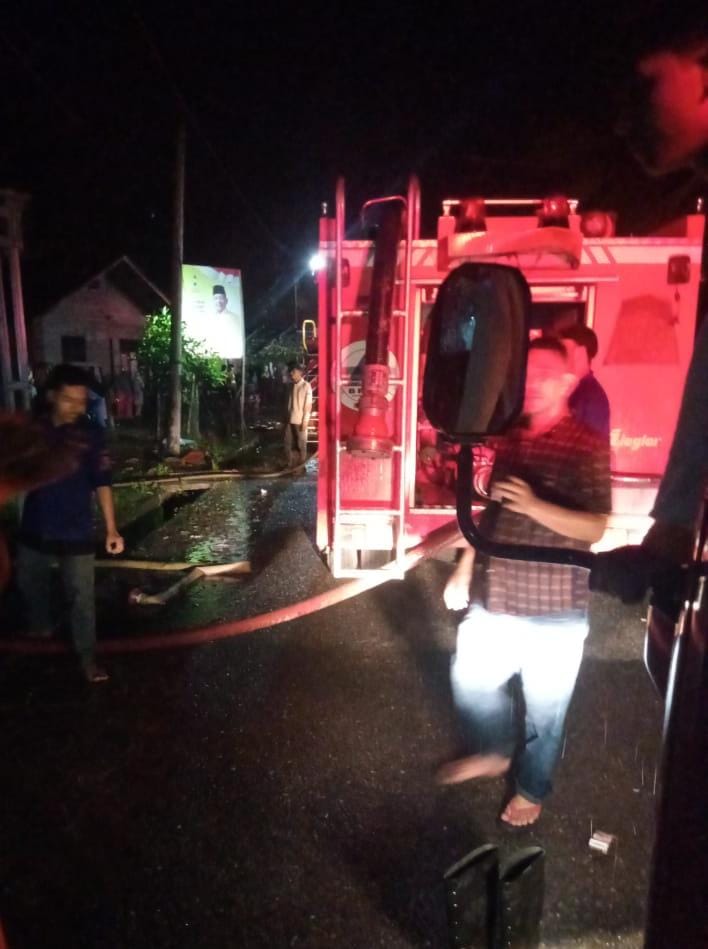 Jelang Magrib, Sebuah Rumah Warga Krueng Ceuko Nagan Raya Terbakar