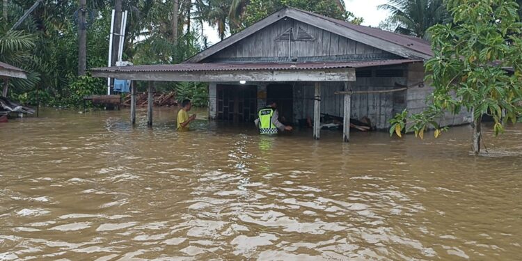 H. Asmauddin Kodinasi dengan BPBD dan Dinas Pangan Aceh, Minta Korban Banjir Segera Dibantu