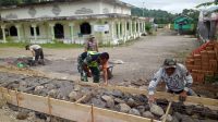 Bantu Bangun Gapura Masjid, Babinsa Melaksanakan Gotong Royong Bersama Warga