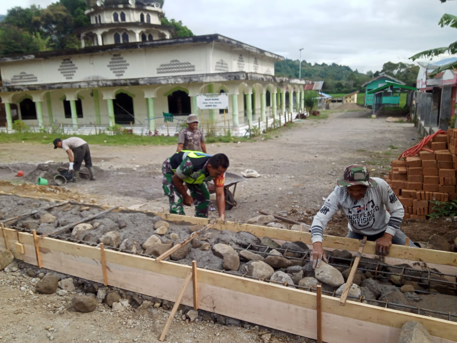 Bantu Bangun Gapura Masjid, Babinsa Melaksanakan Gotong Royong Bersama Warga