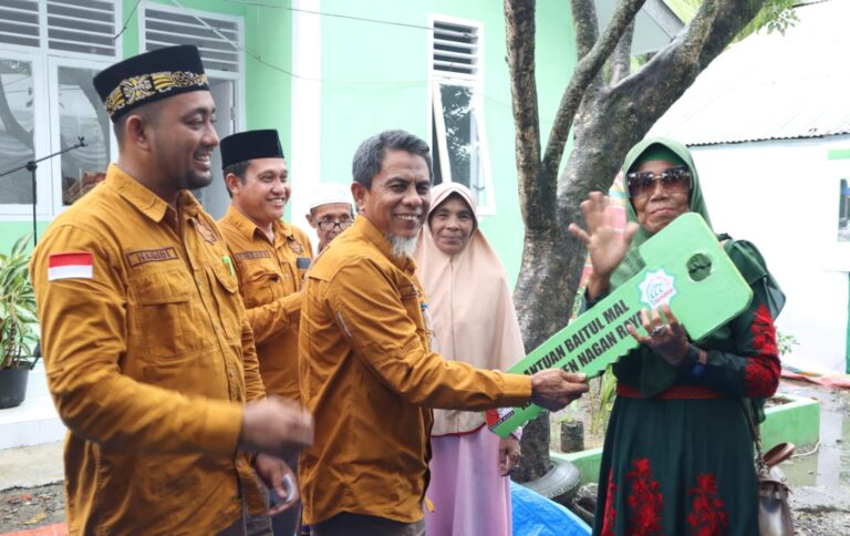 Pemkab Nagan Raya Melalui Baitul Mal Kabupaten Menyerahkan 35 Unit Rumah Layak Huni untuk 8 Kecamatan