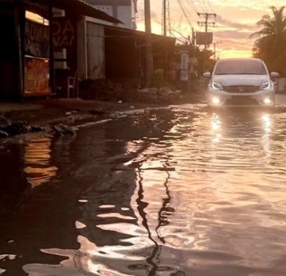 Simpang Meunasah Baro Menuju Wisata Lampuuk Lhoknga Tergenang Air