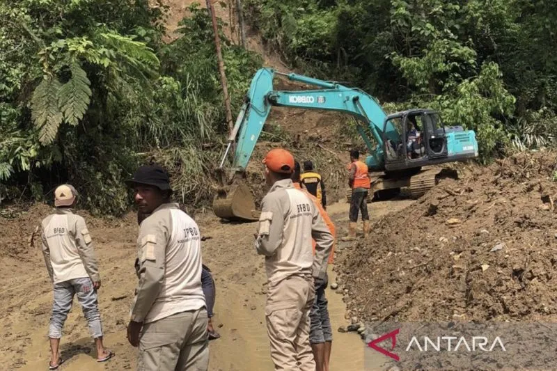 Lalu lintas mulai normal, Pemkab Nagan Raya atasi longsor di jalan lintas tengah Aceh