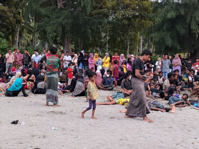 Warga Minta UNHCR Pindahkan Pengungsi Rohingnya