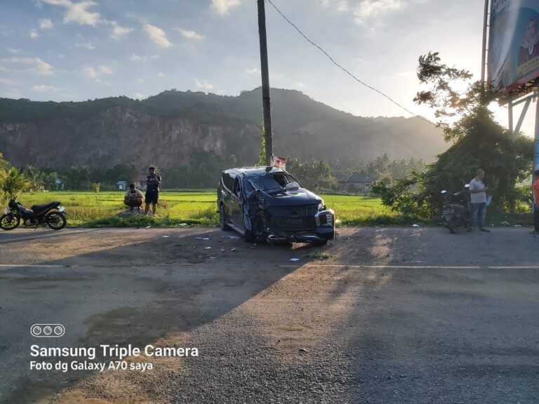 Mobil Pajero Tabrak Tiang Baliho di Lampisang