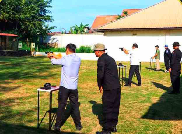 Personel Polda Aceh Lakukan Latihan Menembak Rutin