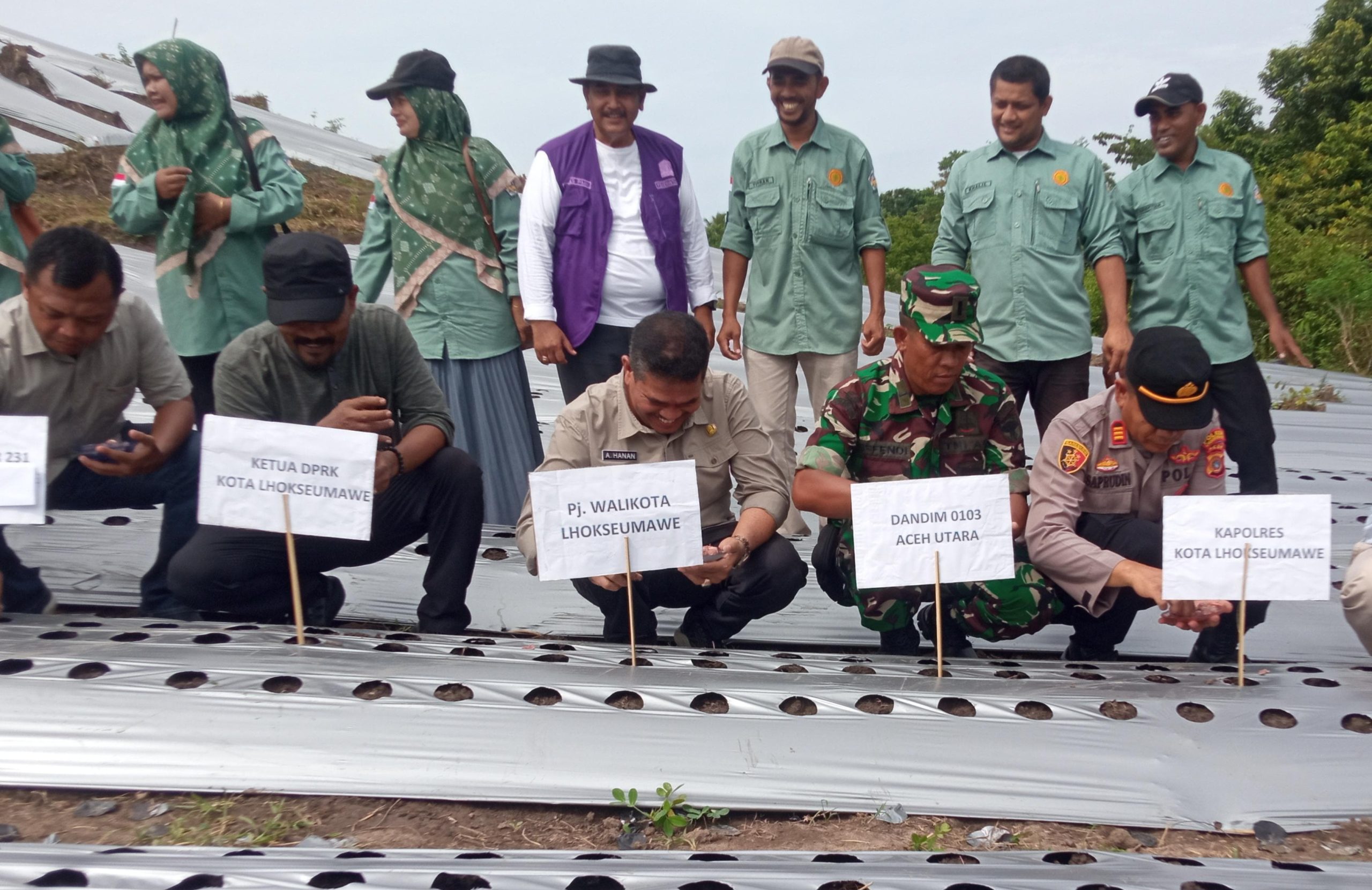 Tanam Perdana Pj Wali Kota Lhokseumawe Harap Blang Buloh Jadi Sentral Bawang Merah