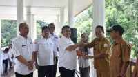 Pj Bupati Aceh Tamiang Drs Asra memberikan Pin Pada 10 Desa Mandiri