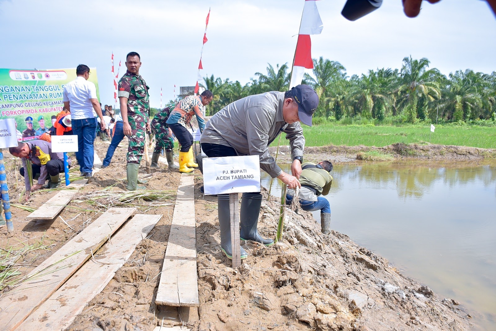 PJ.Bupati Asra Tanam Vetiver Di Tanggul Cegah Erosi