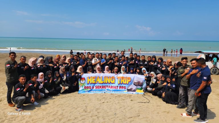 Perkuat Semangat Kebersamaan, PPS Dan Sekretariat PPS Sekecamatan Paya Bakong Healing Trip Ke Pantai Bantayan Aceh Utara