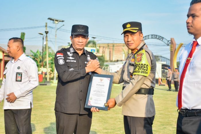 Pemkab Bireuen Serahkan Piagam Penghargaan Kepada Polres Bireuen