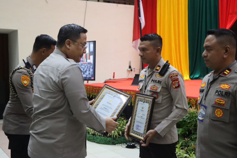 Kapolsek Tiro Terima Penghargaan Dari Kapolda Aceh