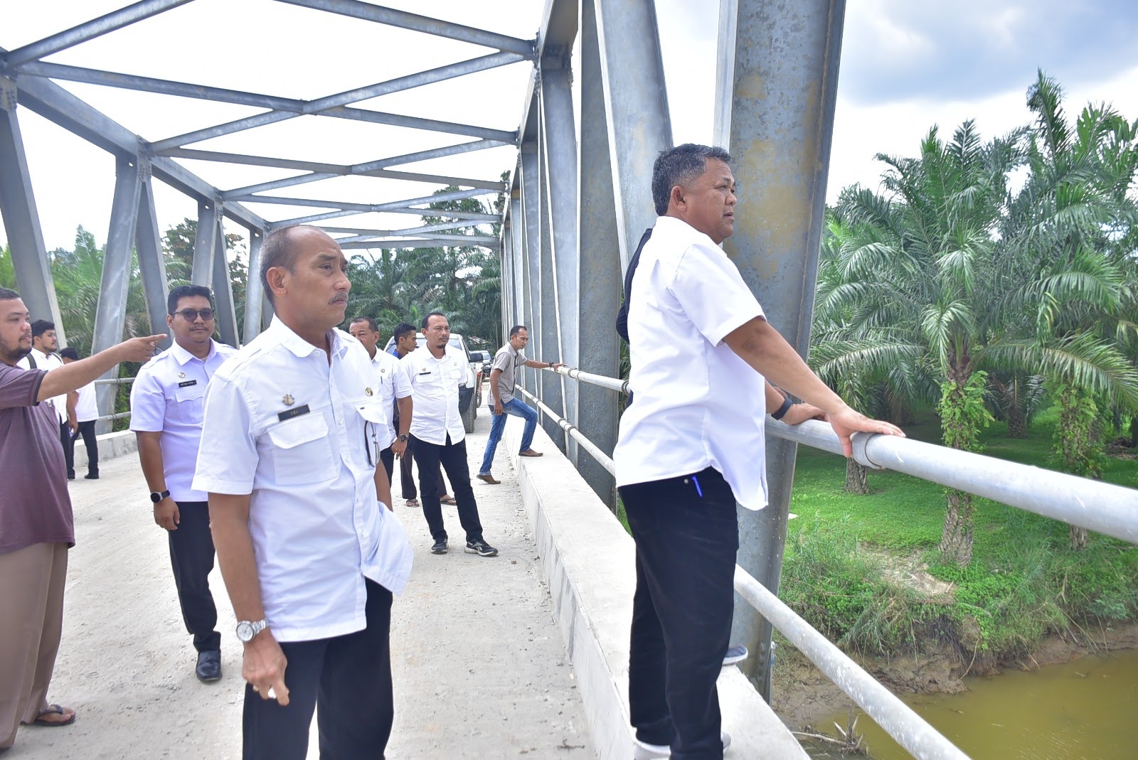 Pj.Bupati Aceh Tamiang Drs Asra Meninjau Jembatan Baru Selesai Di bangun