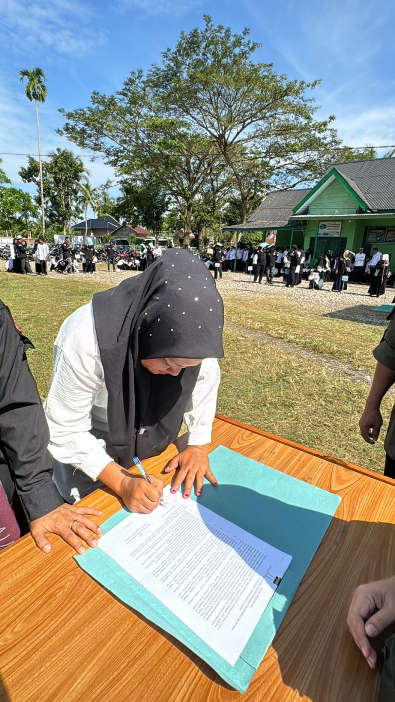 357 Petugas KPPS Sekecamatan Paya Bakong Aceh Utara Dilantik, Dilanjutkan Dengan Tanam Pohon