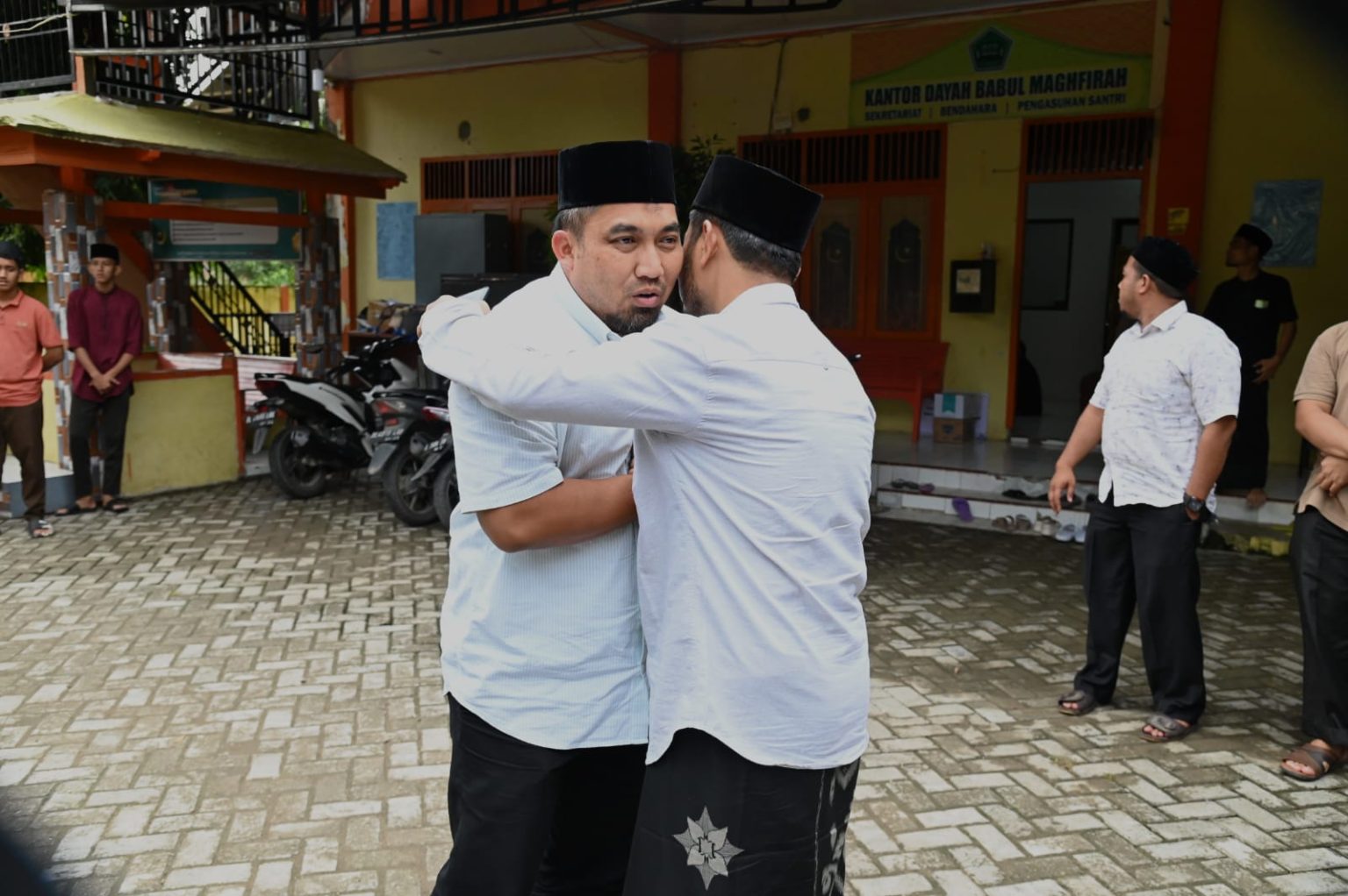 Pj Bupati Aceh Besar Serahkan Bantuan Kepada Dayah Babul Maghfirah