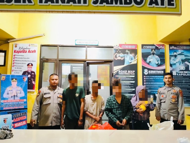 Sempat Diamuk Warga, Seorang Ibu Muda Gendong Bayi Dan 3 Pria Mabuk Lem Diamankan ke Polsek Tanah Jambo Aye