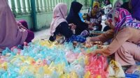 Masyarakat didspur umum saat menyiapkan makanan untuk masyarakat yang terkena dampak banjir di Kecamatan Langsa Lama