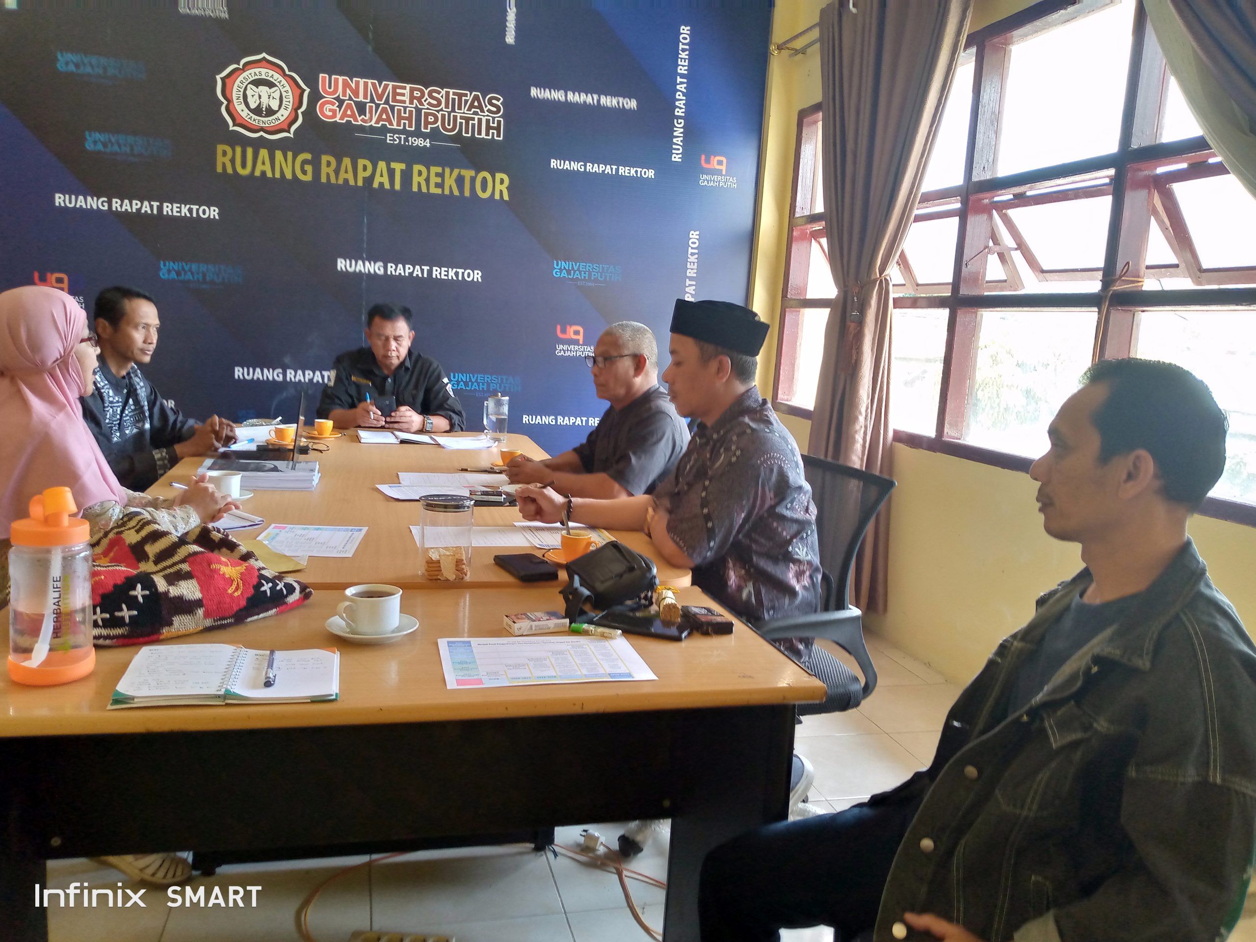 Rapat Perdana Pengurus Yayasan Dan Biro Rektorat Universitas Gajah Putih Yang di Laksanakan Di ruang Rapat Rektor.