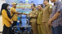 Dinsos Aceh Serahkan Kursi Roda Cerebral Palsy Untuk Warga Sabang