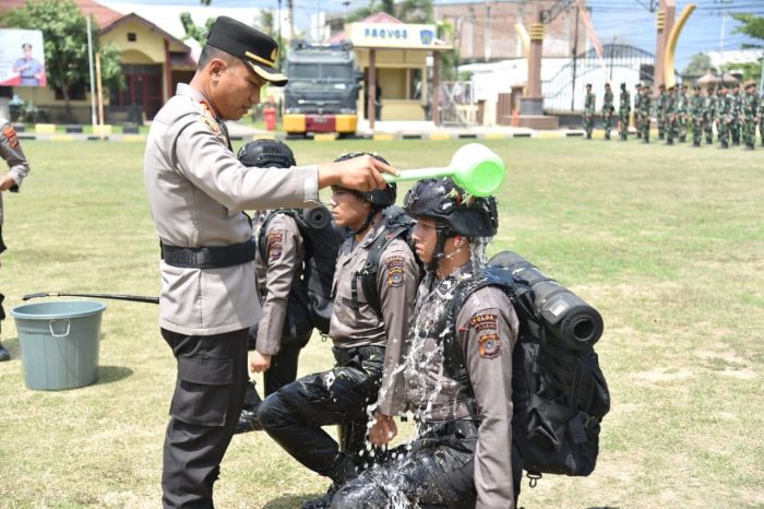 OTerima 20 Personel Bintara Remaja, Polres Bireuen Laksanakan Upacara Tradisi Penyambutan