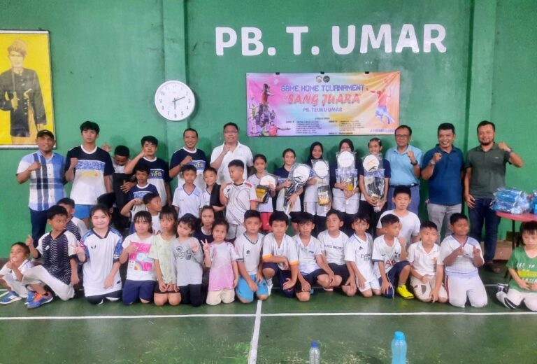 13 Raket dan Puluhan Hadiah Diberikan Kepada Atlet Badminton” Game Home Turnamen Sang Juara