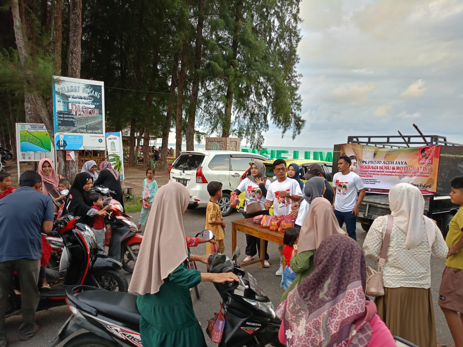 Projo Aceh Jaya Membagikan 1000 Paket Susu Kue dan Buah Gratis untuk Masyarakat Aceh Jaya