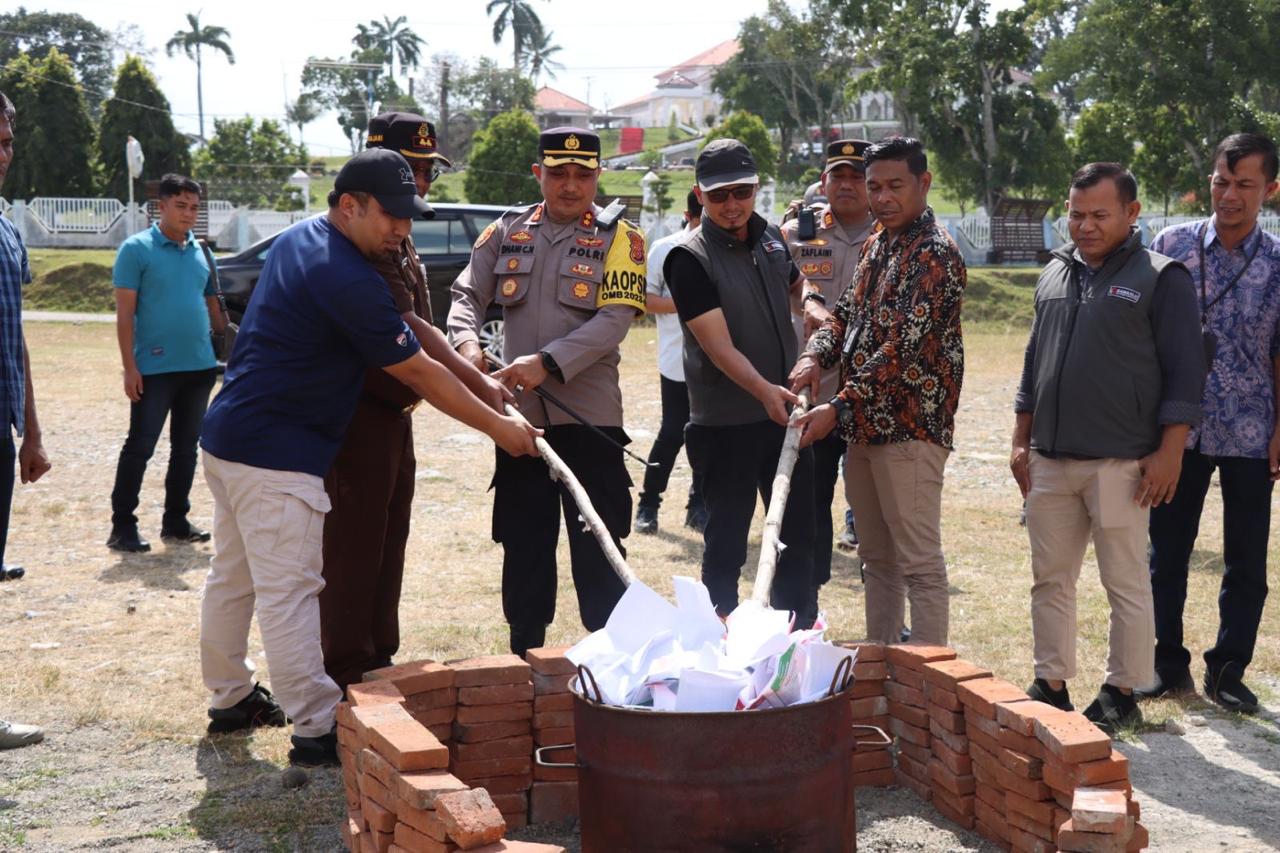 Forkopimda Aceh Besar, KIP dan Panwaslu Musnahkan Kelebihan Surat Suara Pemilu 2024