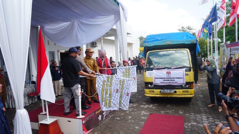 PJ Wali Kota Langsa Melepaskan Armada Logistik Pemilihan Umum Tahun 2024 Di Gedung Kantor KIP Langsa