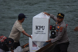 Telusuri Sungai Kluet Selama 1 Jam, Polisi Kawal Kotak Suara Dari TPS Desa Terpencil