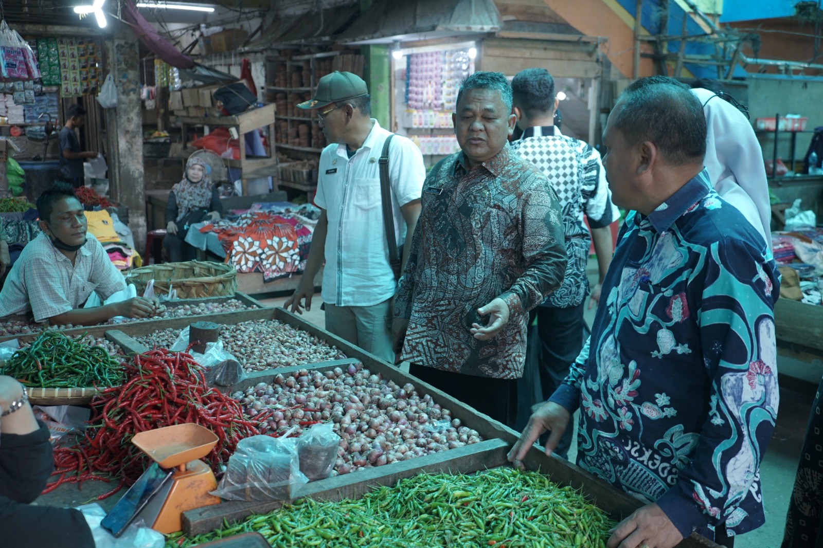 PJ Bupati Aceh Tamiang Asra  melakukan peninjauan harga Sembako Pasar Pagi Kota Kualasimpang