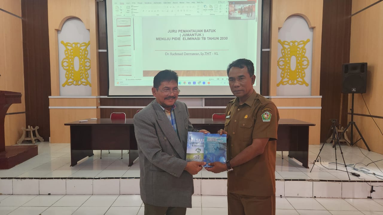 Tingkatkan Kualitas Layanan Kesehatan di Pidie, Prof Mukhis Berikan Buku Hospitality Hospital Management