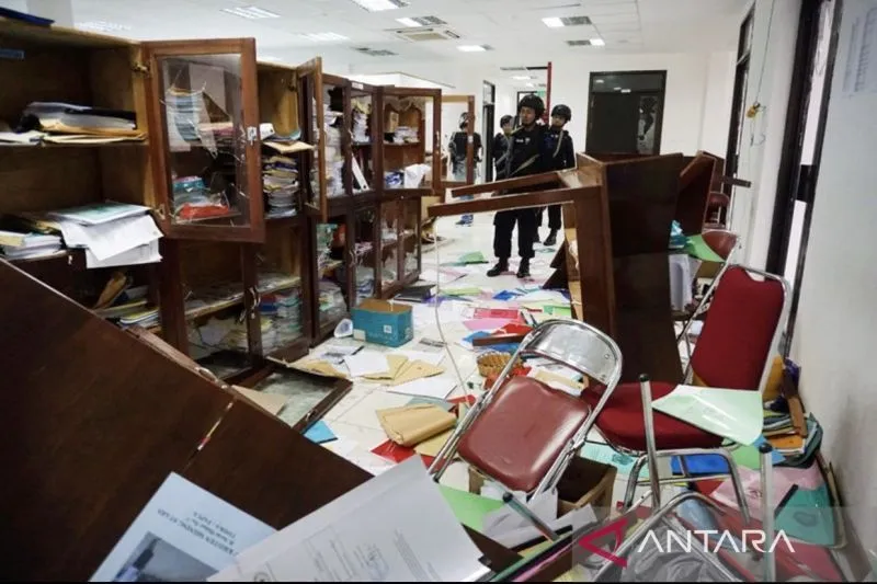 Satgas Linmas Di Nagan Raya ‘Ngamuk’ Dan Rusak Meja Kantor Camat, Diduga Terkait Uang Honor