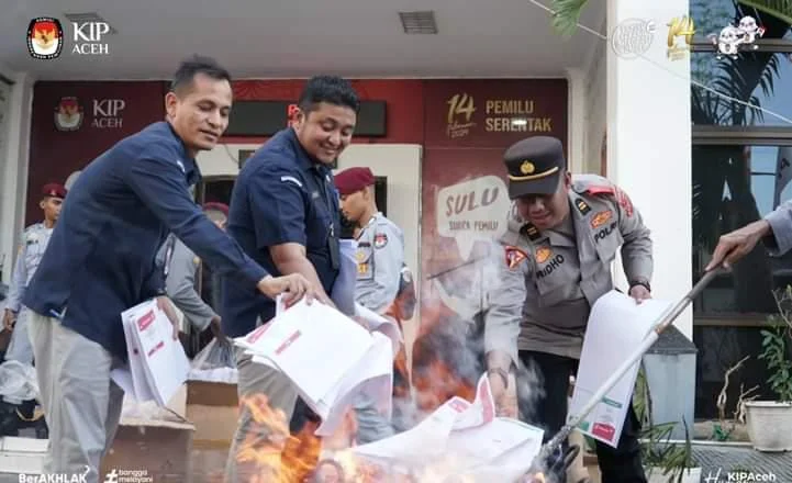 KIP Aceh Melakukan Pemusnahan Surat Suara Setelah di Hitung Lebih